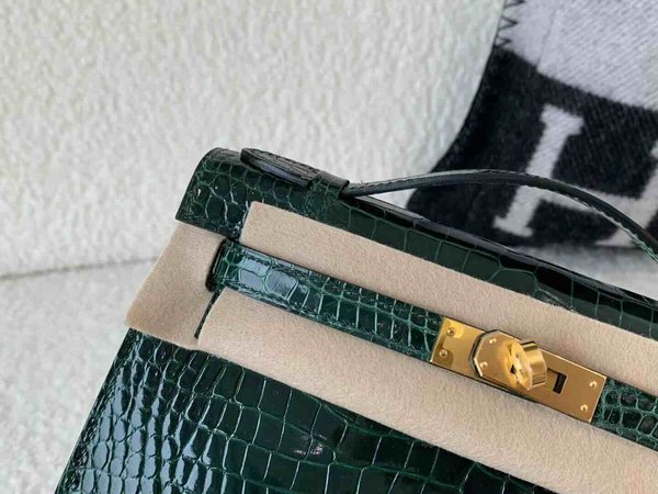 Hermès Pochette Shiny Porosus Crocodile Vert Émeraude x Gold Hardware