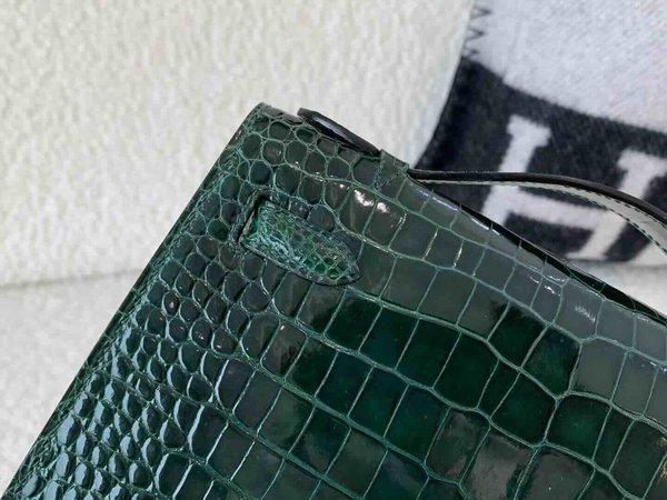 Hermès Pochette Shiny Porosus Crocodile Vert Émeraude x Gold Hardware