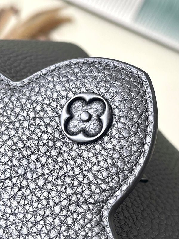 루이비통 카퓌신 이스트 웨스트 미니 블랙 [매장가 890만원대]