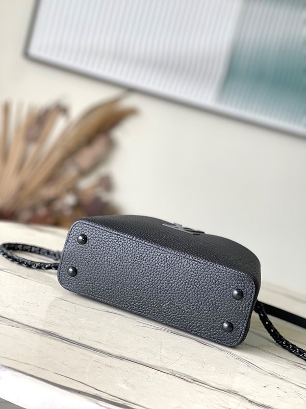 루이비통 카퓌신 이스트 웨스트 미니 블랙 [매장가 890만원대]