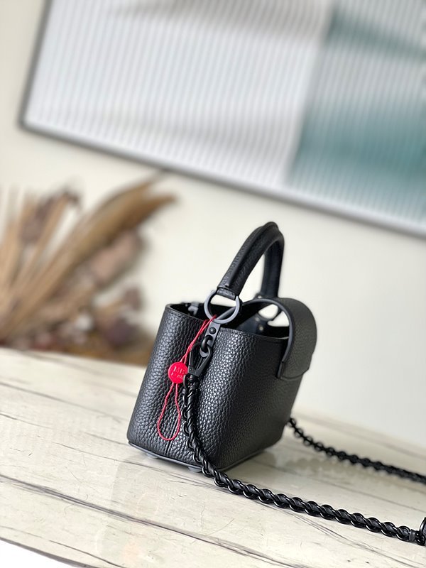 루이비통 카퓌신 이스트 웨스트 미니 블랙 [매장가 890만원대]