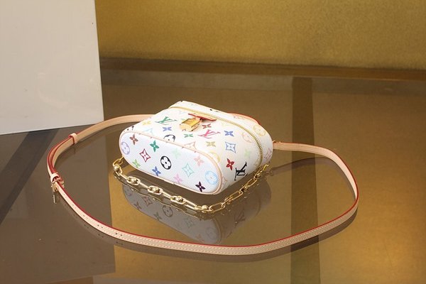 루이비통 LV x TM 베니티 체인 파우치 M13662 [매장가 455만원대]