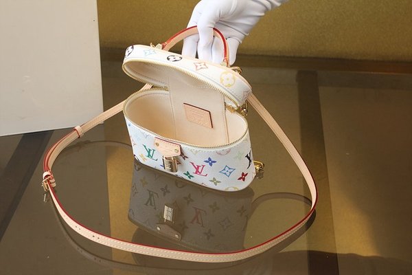 루이비통 LV x TM 베니티 체인 파우치 M13662 [매장가 455만원대]