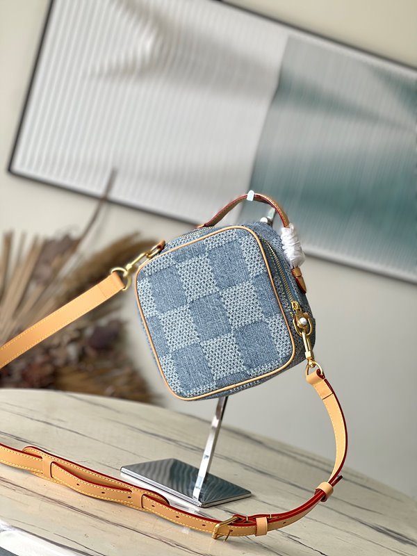 루이비통 데님 체스 메신저 다미에 크로스백 [매장가 403만원대]