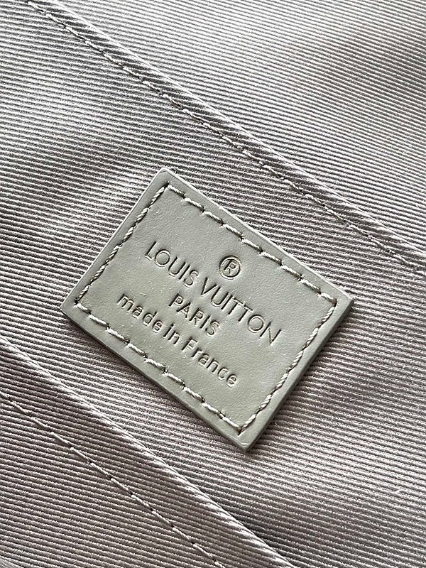 루이비통 테이크오프 메신저 PM [매장가 349만원대]