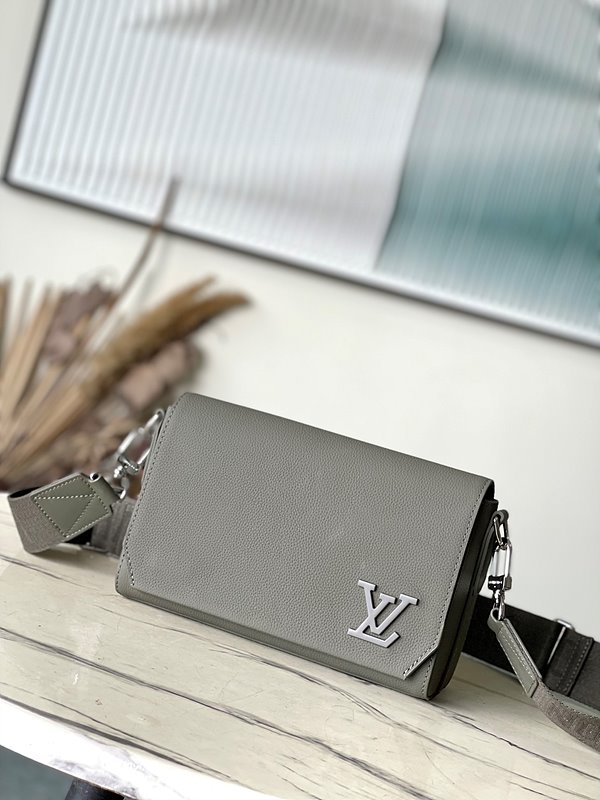 루이비통 테이크오프 메신저 PM [매장가 349만원대]