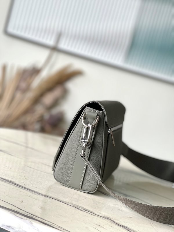 루이비통 테이크오프 메신저 PM [매장가 349만원대]