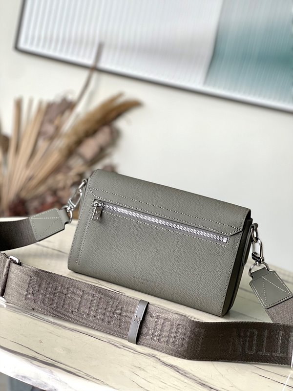 루이비통 테이크오프 메신저 PM [매장가 349만원대]