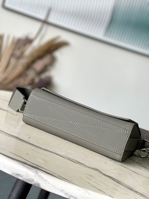 루이비통 테이크오프 메신저 PM [매장가 349만원대]