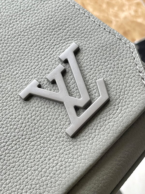 루이비통 테이크오프 메신저 PM [매장가 349만원대]