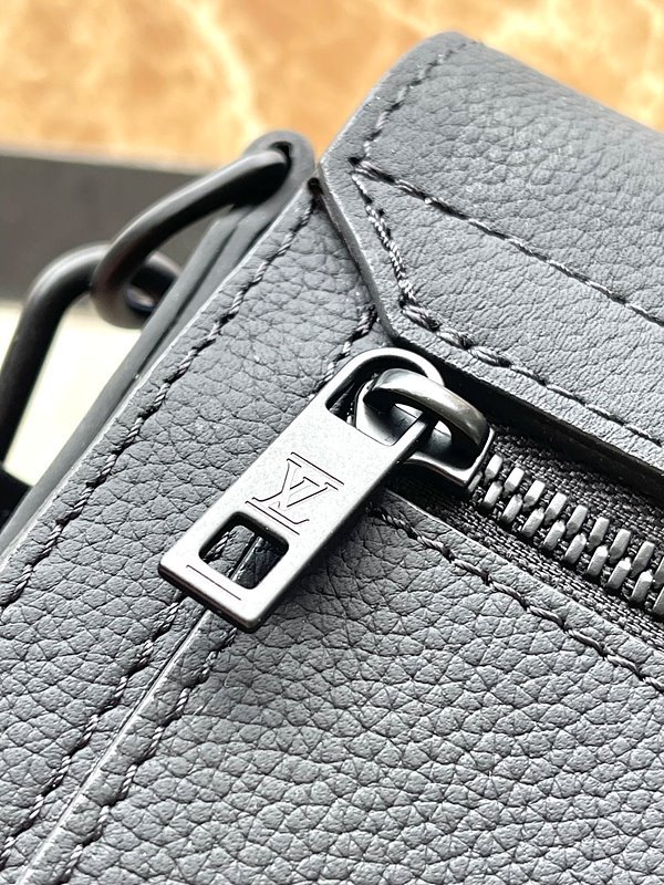 루이비통 테이크오프 메신저 PM [매장가 349만원대]