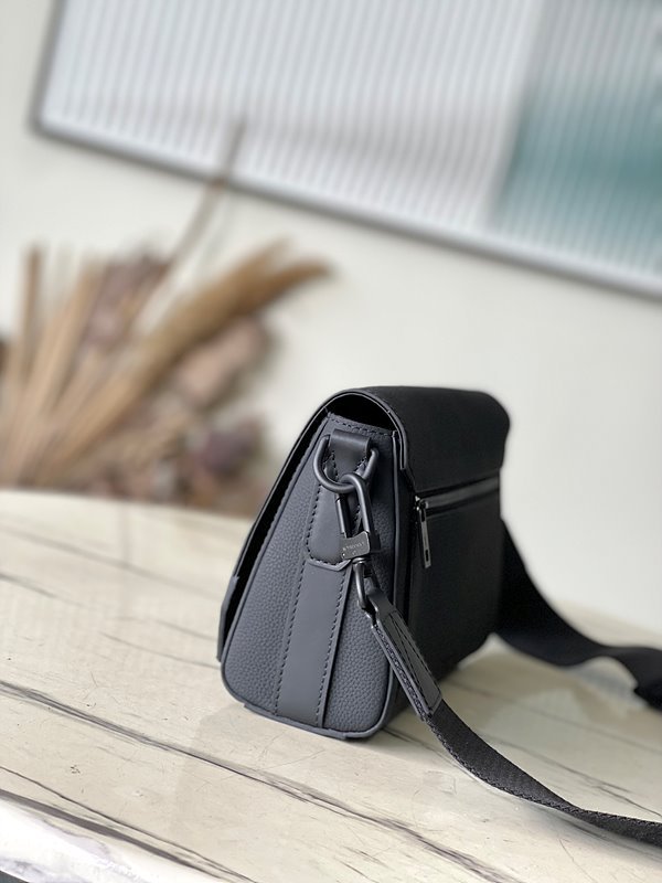 루이비통 테이크오프 메신저 PM [매장가 349만원대]