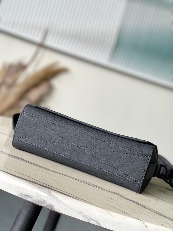 루이비통 테이크오프 메신저 PM [매장가 349만원대]