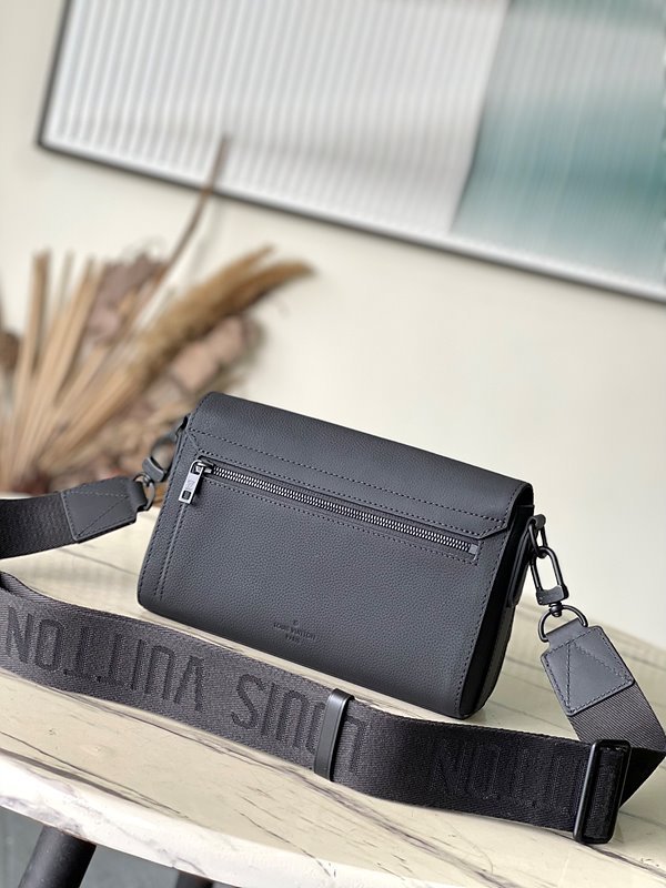 루이비통 테이크오프 메신저 PM [매장가 349만원대]