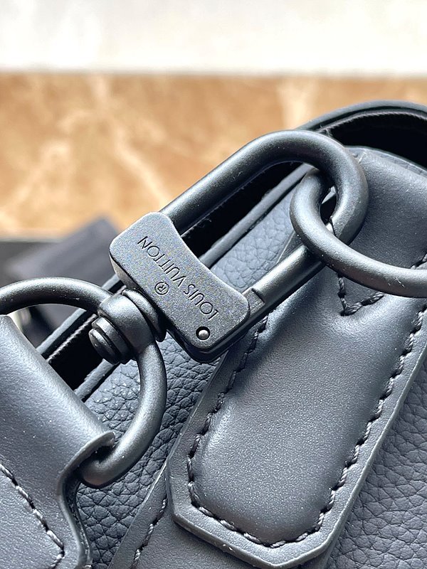 루이비통 테이크오프 메신저 PM [매장가 349만원대]