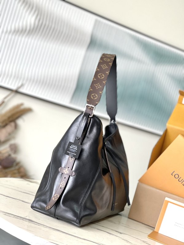 루이비통 캐리올다크MM / M25143 [매장가516만원대]