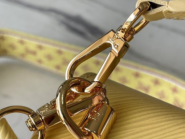 루이비통 트위스트 MM 플룸 [매장가 610만원대]