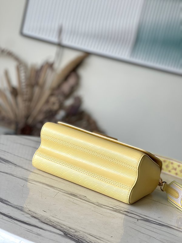 루이비통 트위스트 MM 플룸 [매장가 610만원대]