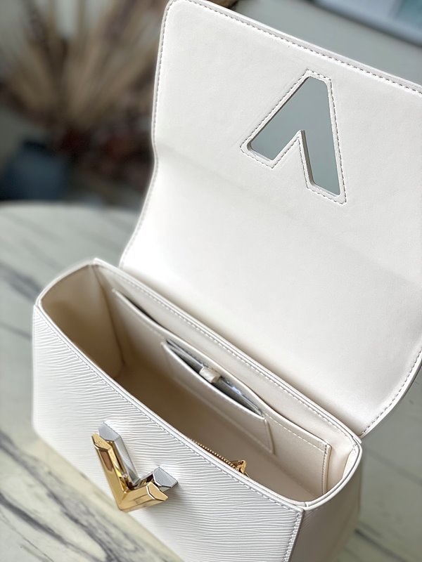 루이비통 트위스트 MM 쿼르츠 플로럴 장식 [매장가 630만원대]