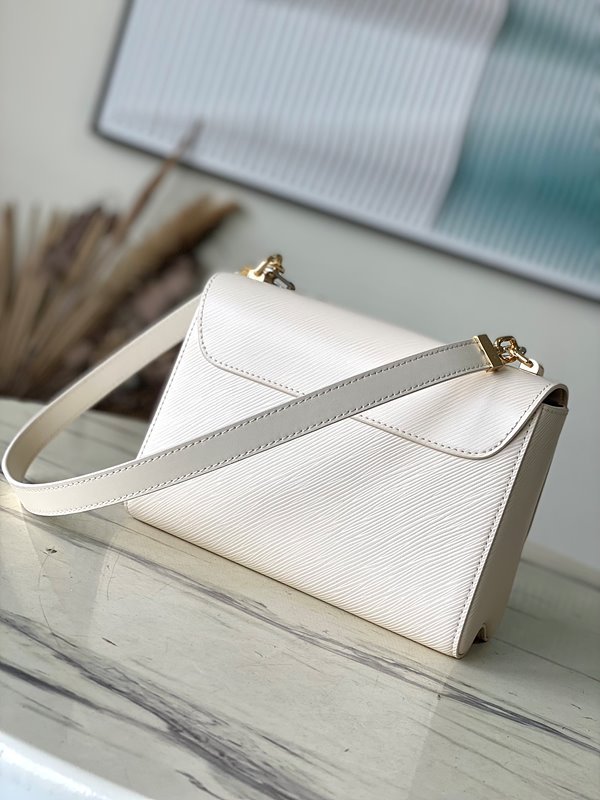 루이비통 트위스트 MM 쿼르츠 플로럴 장식 [매장가 630만원대]