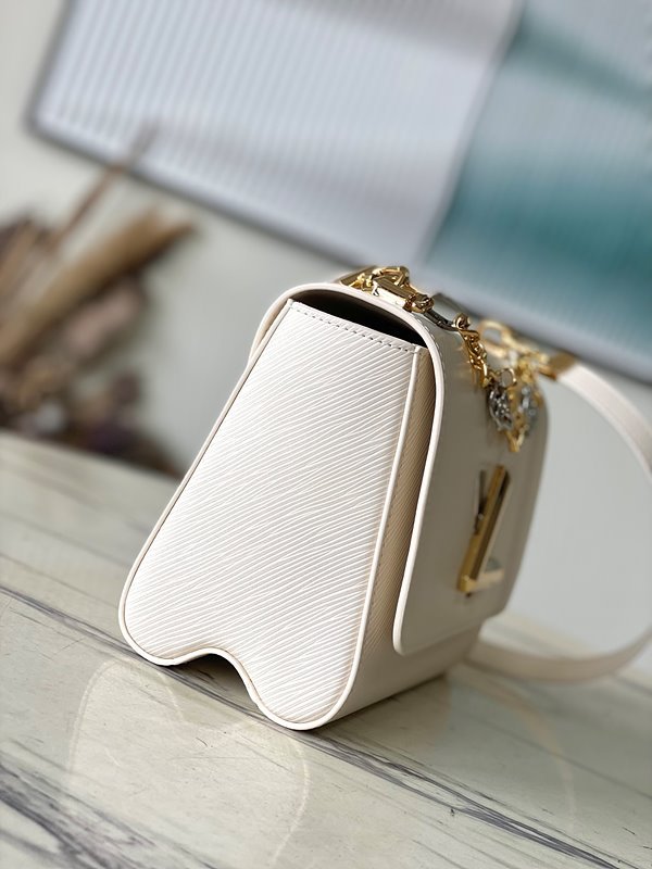 루이비통 트위스트 MM 쿼르츠 플로럴 장식 [매장가 630만원대]