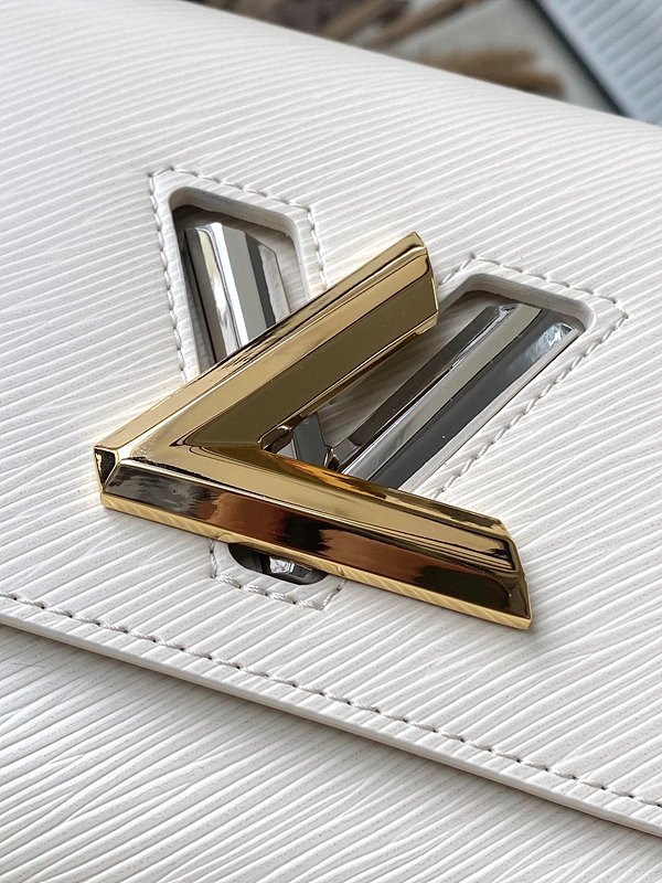 루이비통 트위스트 MM 쿼르츠 플로럴 장식 [매장가 630만원대]