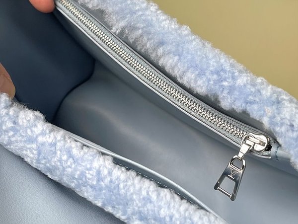 루이비통 트위스트 MM 블루펄 [매장가 740만원대]