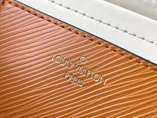 루이비통 트위스트 MM 골드미엘 [매장가 640만원대]