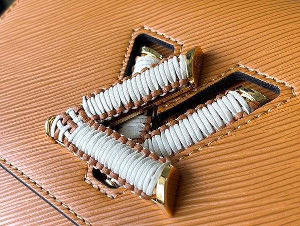 루이비통 트위스트 MM 골드미엘 [매장가 640만원대]