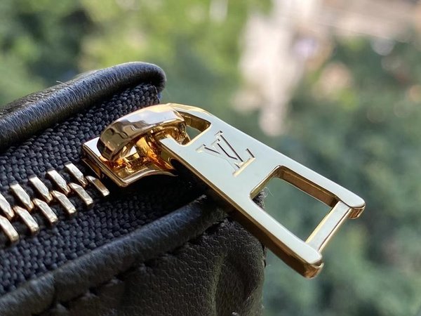 루이비통 쿠상 MM 카키 [매장가 690만원대]