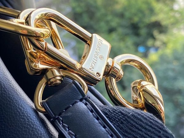 루이비통 쿠상 MM 블랙 [매장가 690만원대]