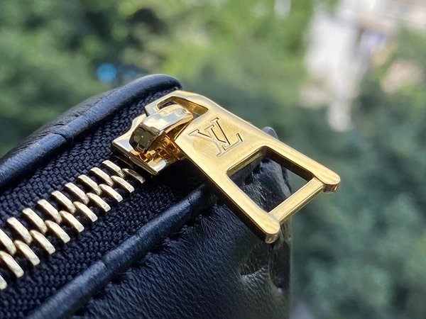 루이비통 쿠상 MM 블랙 [매장가 690만원대]