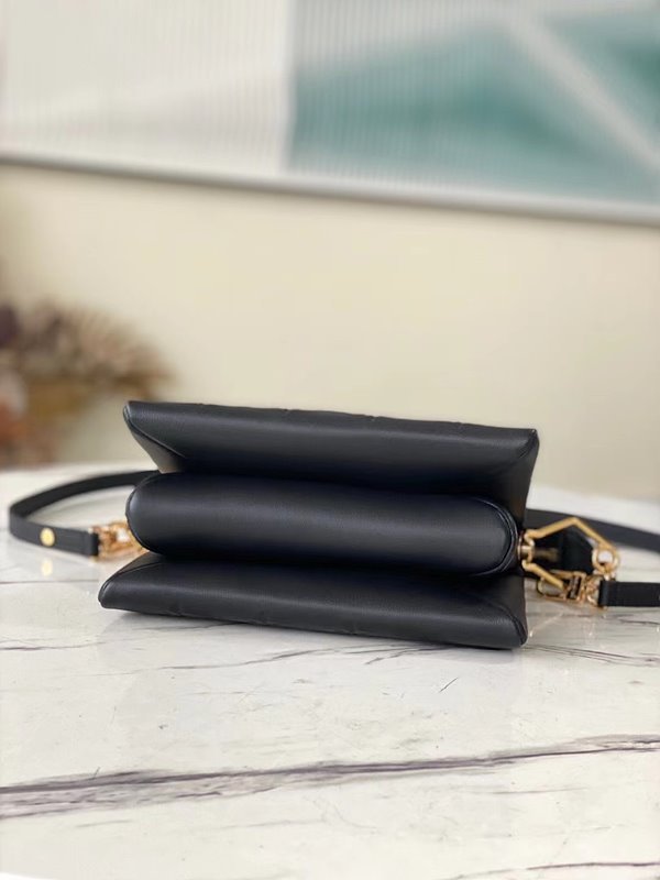 루이비통 쿠상 BB 블랙 [매장가 510만원대]