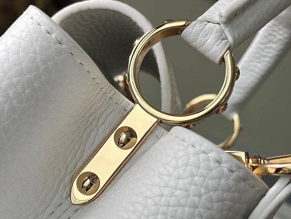 루이비통 카퓌신 BB 스노우 [매장가 890만원대]