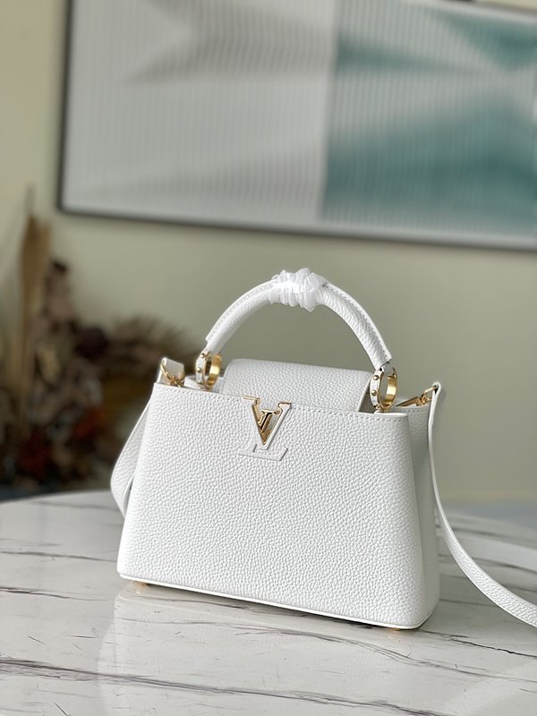 루이비통 카퓌신 BB 스노우 [매장가 890만원대]