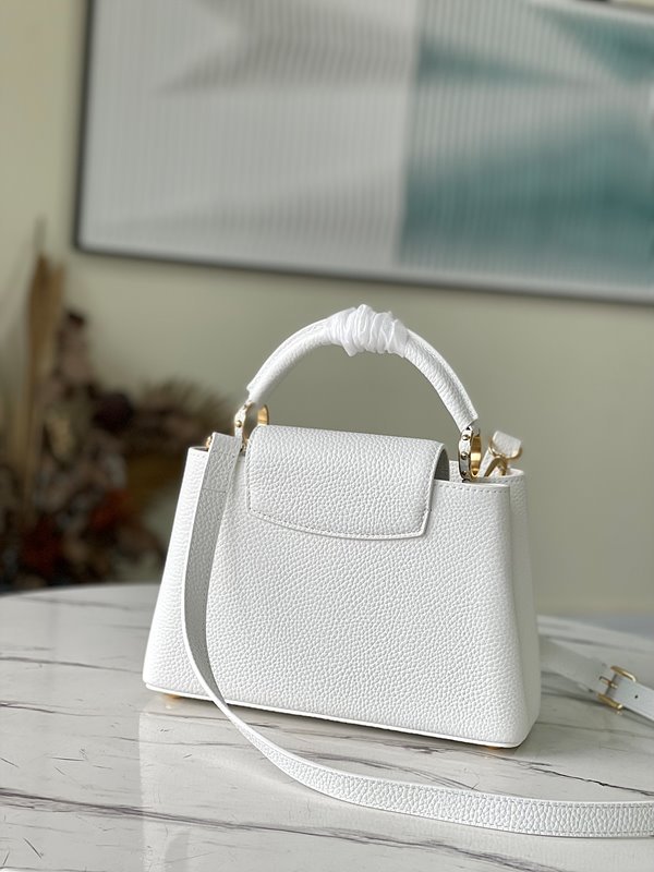 루이비통 카퓌신 BB 스노우 [매장가 890만원대]