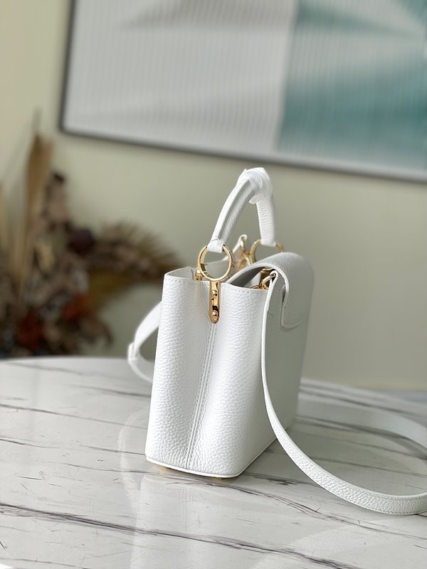 루이비통 카퓌신 BB 스노우 [매장가 890만원대]