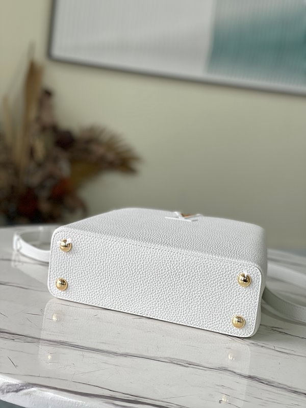 루이비통 카퓌신 BB 스노우 [매장가 890만원대]