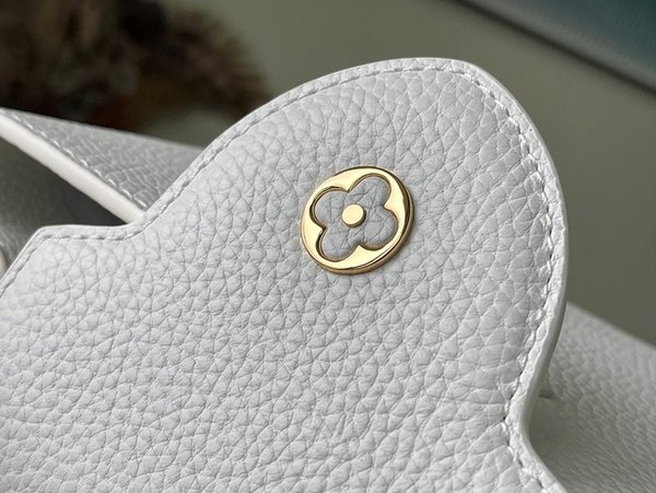 루이비통 카퓌신 BB 스노우 [매장가 890만원대]