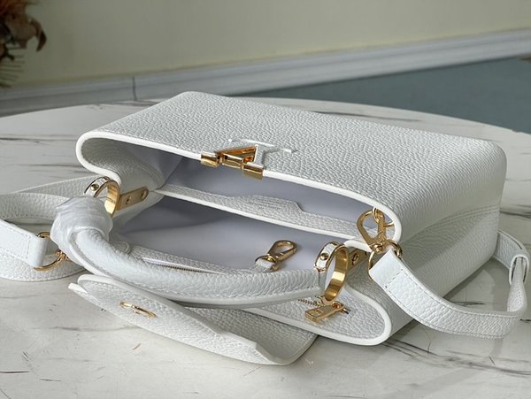 루이비통 카퓌신 BB 스노우 [매장가 890만원대]