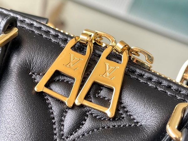 루이비통 알마 BB 블랙 [매장가 380만원대]