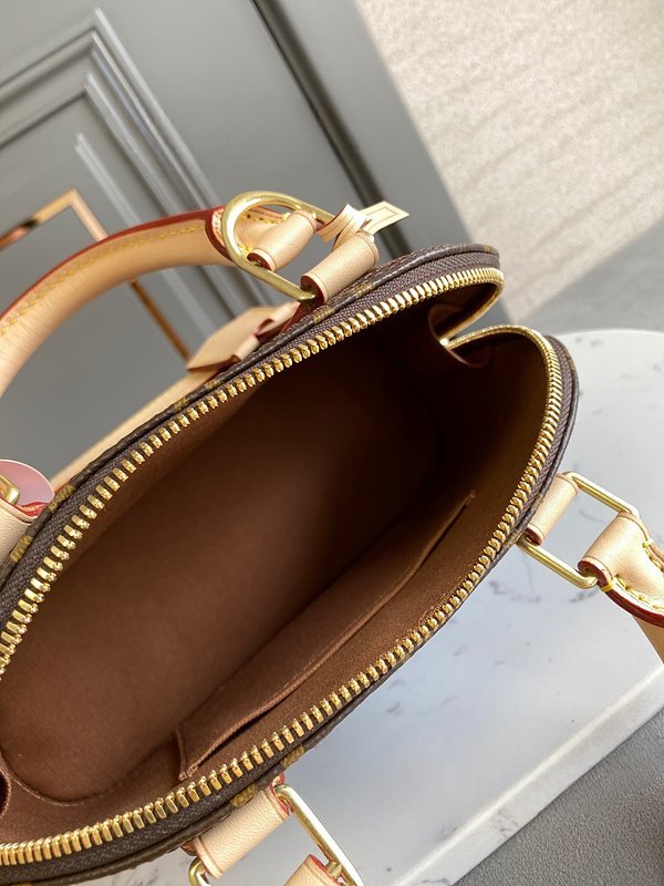 루이비통 알마 BB 모노그램 [매장가 240만원대]