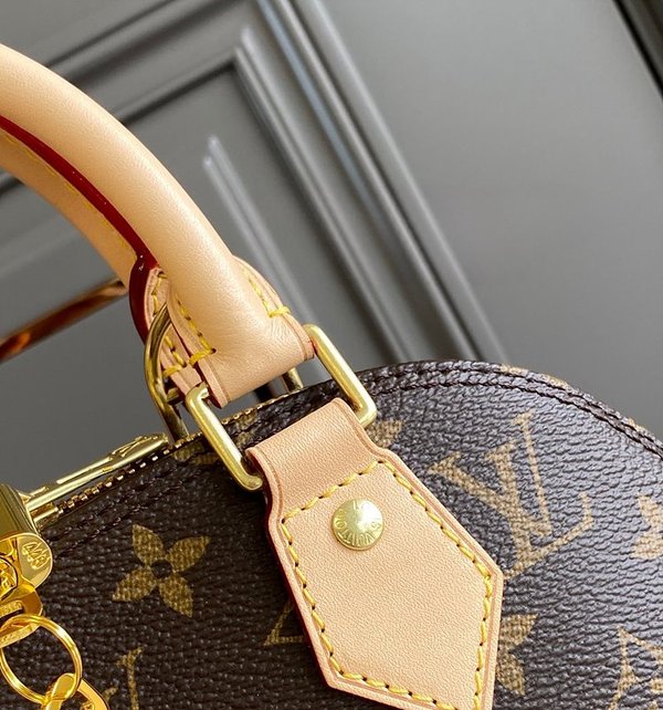 루이비통 알마 BB 모노그램 [매장가 240만원대]