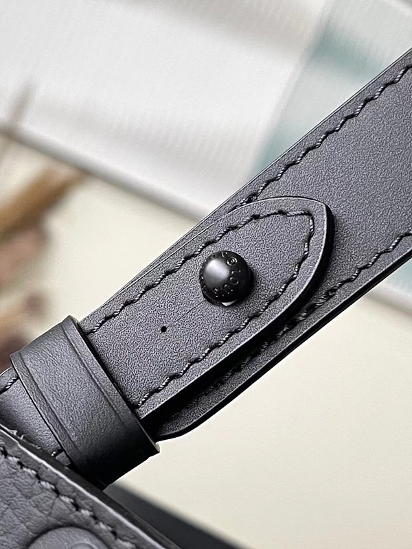 루이비통 삭 플라 24H 블랙 [매장가 530만원대]