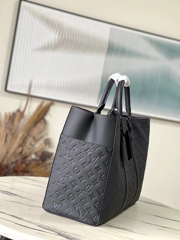 루이비통 삭 플라 24H 블랙 [매장가 530만원대]