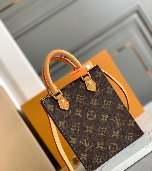 루이비통 쁘띠 삭 플라 [매장가 240만원대]