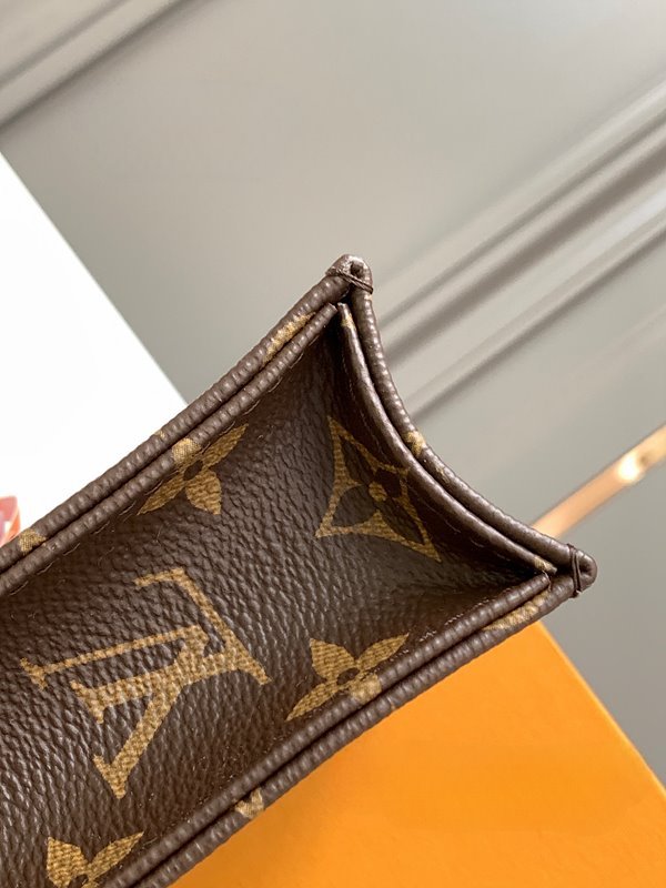 루이비통 쁘띠 삭 플라 [매장가 240만원대]