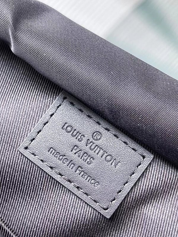 루이비통 몽수리 백팩 [매장가 420만원대]