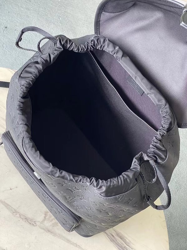 루이비통 몽수리 백팩 [매장가 420만원대]