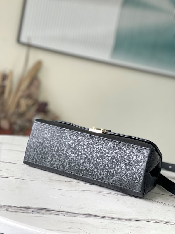 루이비통 마들렌 MM 블랙 [매장가 380만원대]